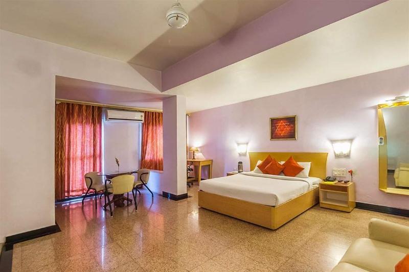 Hotel Mb International Palace Side Mysore Eksteriør billede
