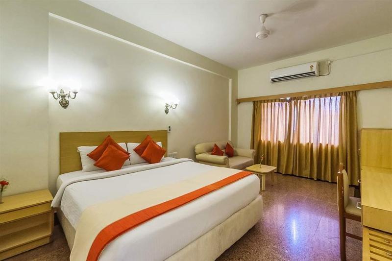 Hotel Mb International Palace Side Mysore Eksteriør billede