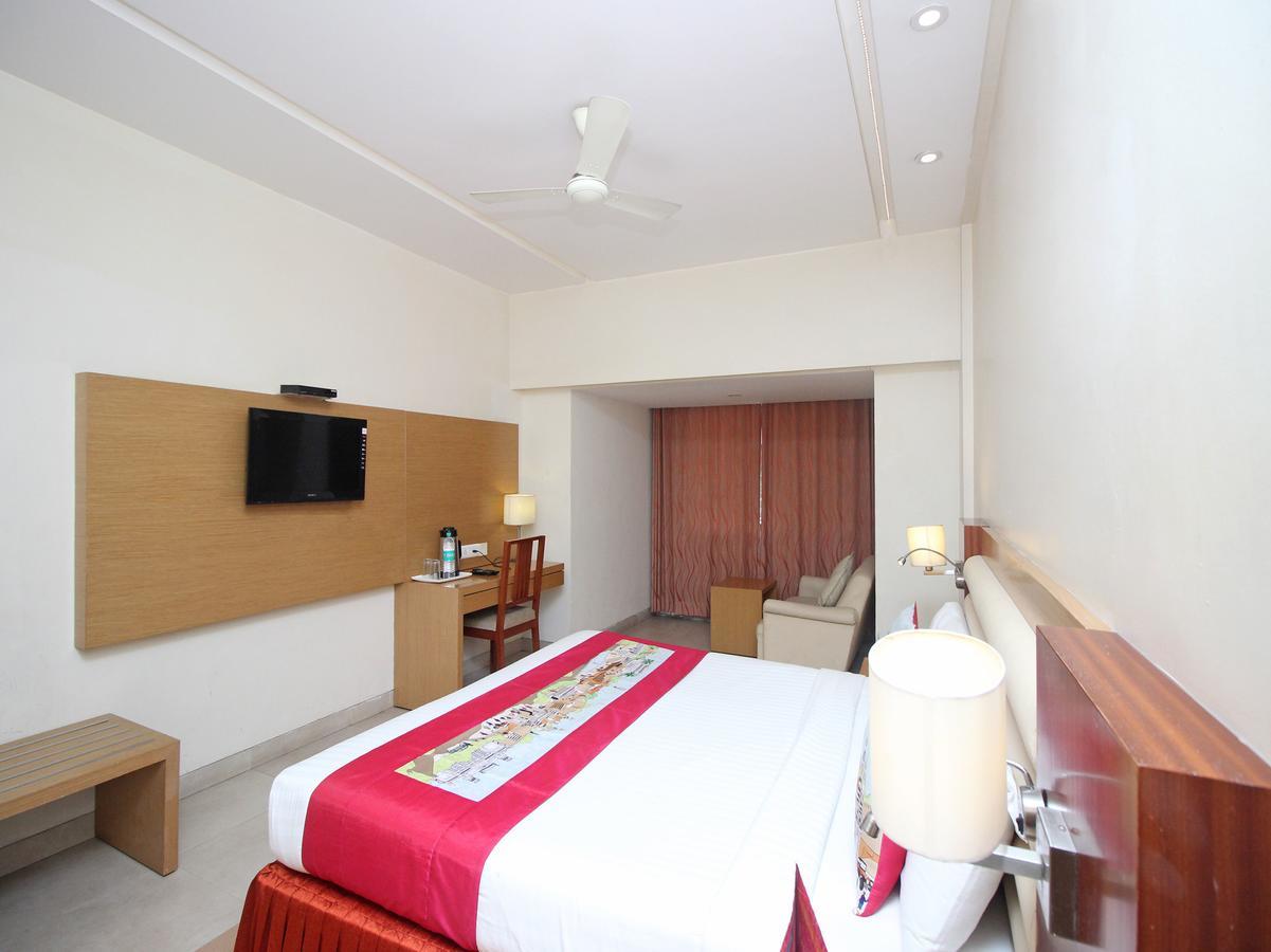 Hotel Mb International Palace Side Mysore Eksteriør billede