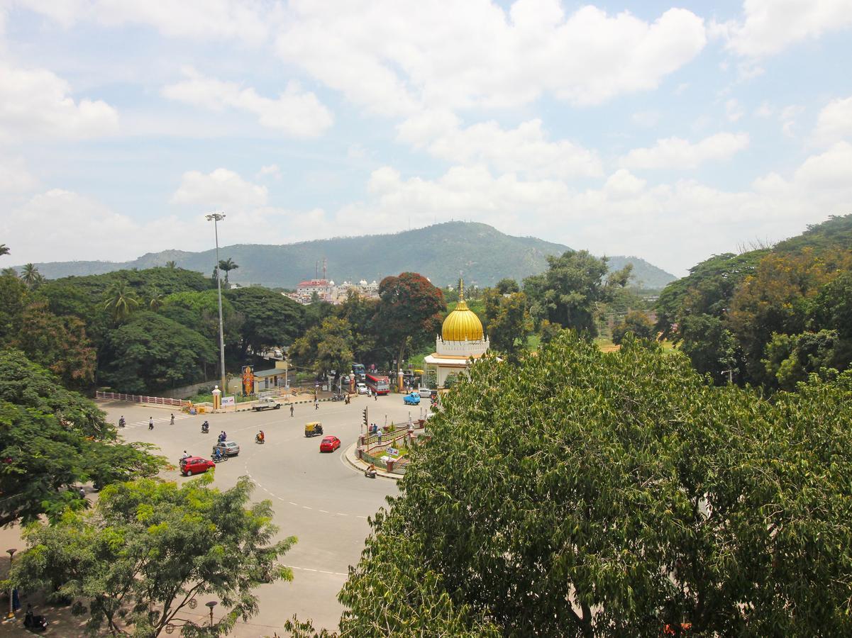 Hotel Mb International Palace Side Mysore Eksteriør billede