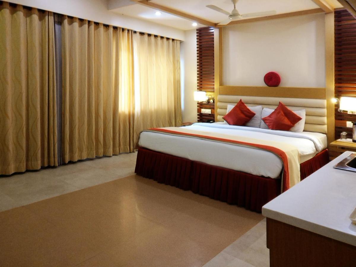 Hotel Mb International Palace Side Mysore Eksteriør billede