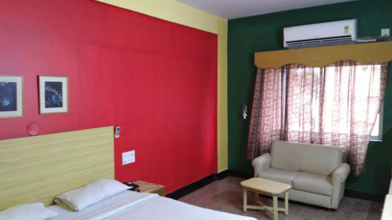 Hotel Mb International Palace Side Mysore Eksteriør billede